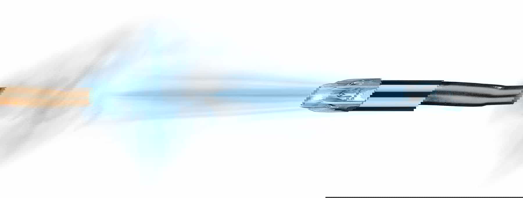 The airflow of an open pipe vs SILVENT X07 air nozzle against a white background.